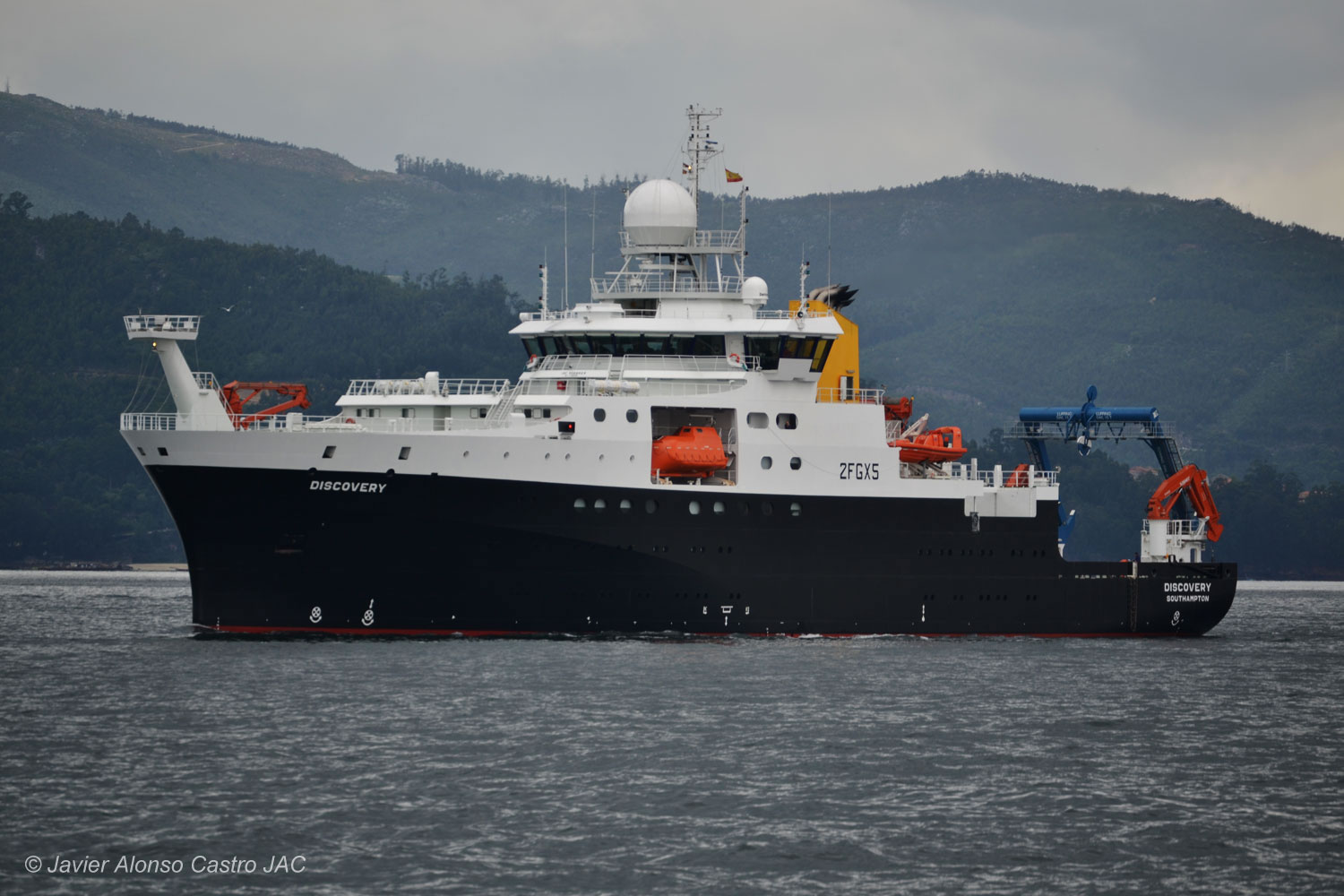 RRS Discovery in dock